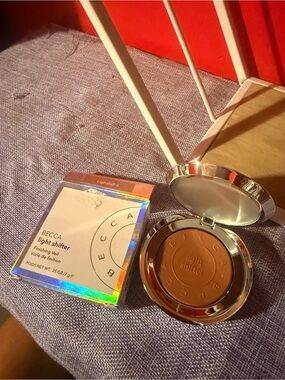 BECCA Light Shifter Finishing Veil — Warm Brown Pressed Powder